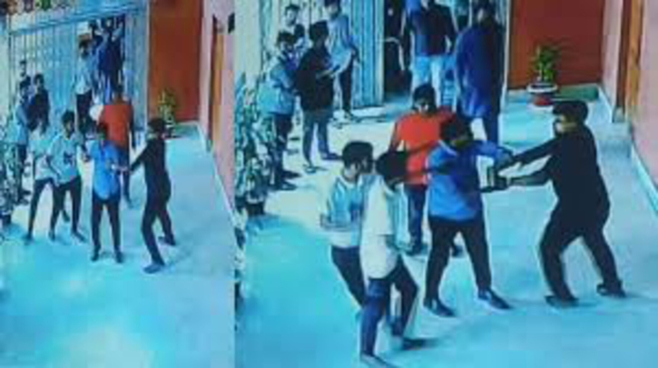 বৈষম্যবিরোধী নেতার ওপর ছাত্রদলের দলবদ্ধ হামলা বৈষম্যবিরোধী নেতার ওপর ছাত্রদলের দলবদ্ধ হামলা