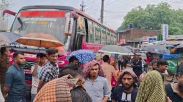 গাজীপুরে মহাসড়ক অবরোধ করে পরিবহন শ্রমিকদের বিক্ষোভ