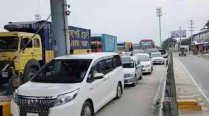 দ্বিগুণ-তিনগুণ ভাড়ায় ঢাকা ছাড়ছেন মানুষ, ট্রাক-পিকআপেও চাপ দ্বিগুণ-তিনগুণ ভাড়ায় ঢাকা ছাড়ছেন মানুষ, ট্রাক-পিকআপেও চাপ