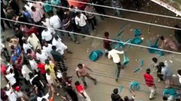 তাণ্ডব’র শো চলার সময় কারিগরি ত্রুটি, ছায়াবাণী হল ভাঙচুর 13 তাণ্ডব’র শো চলার সময় কারিগরি ত্রুটি, ছায়াবাণী হল ভাঙচুর 13