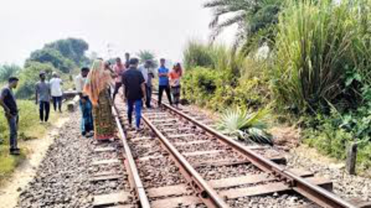মীরসরাইয়ে ট্রেনে কাটা পড়ে ৩ জনের মৃত্যু মীরসরাইয়ে ট্রেনে কাটা পড়ে ৩ জনের মৃত্যু