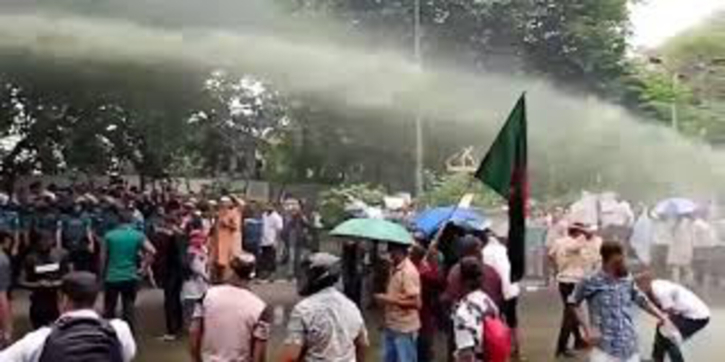 কাকরাইলে জলকামান-সাউন্ড গ্রেনেডে ছত্রভঙ্গ চাকরিচ্যুত বিডিআর সদস্যরা কাকরাইলে জলকামান-সাউন্ড গ্রেনেডে ছত্রভঙ্গ চাকরিচ্যুত বিডিআর সদস্যরা