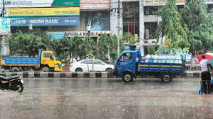 ঢাকায় গুঁড়িগুঁড়ি বৃষ্টি, ধীরগতি যানবাহনে অফিসগামীদের দুর্ভোগ
