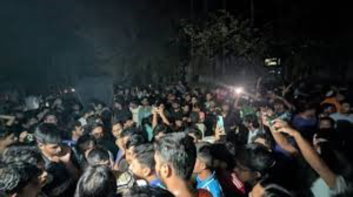 মাইকে ঘোষণা দিয়ে সংঘর্ষে জড়ালেন চবি শিক্ষার্থী ও স্থানীয়রা, আহত অন্তত ৫০ মাইকে ঘোষণা দিয়ে সংঘর্ষে জড়ালেন চবি শিক্ষার্থী ও স্থানীয়রা, আহত অন্তত ৫০