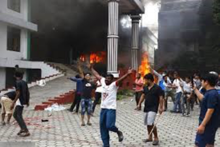 নেপালে সহিংস বিক্ষোভে জ্বলছে নেতা-মন্ত্রীদের বাড়ি নেপালে সহিংস বিক্ষোভে জ্বলছে নেতা-মন্ত্রীদের বাড়ি