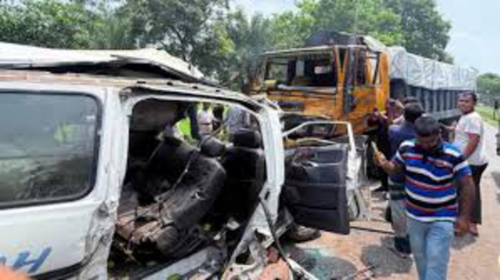 নাটোরে ট্রাক-মাইক্রোবাস সংঘর্ষে নিহত ৬ নাটোরে ট্রাক-মাইক্রোবাস সংঘর্ষে নিহত ৬