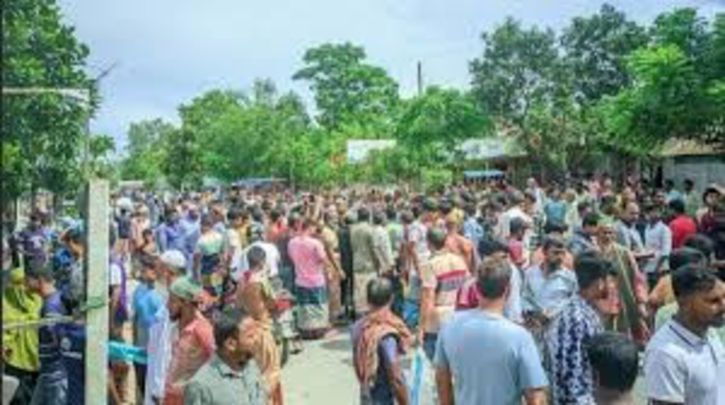 সিরাজগঞ্জে অটোরিকশার ধাক্কায় পথচারী নিহত, সড়ক অবরোধ সিরাজগঞ্জে অটোরিকশার ধাক্কায় পথচারী নিহত, সড়ক অবরোধ
