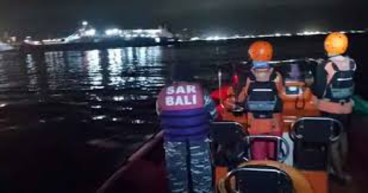 ইন্দোনেশিয়ার বালির কাছে অর্ধশতাধিক আরোহী নিয়ে ফেরিডুবি, নিখোঁজ ৪৩