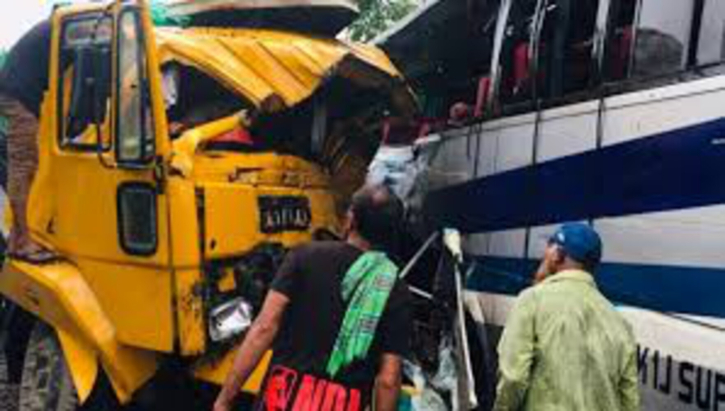 পাবনায় বাস-ট্রাক সংঘর্ষে নিহত ৩ পাবনায় বাস-ট্রাক সংঘর্ষে নিহত ৩