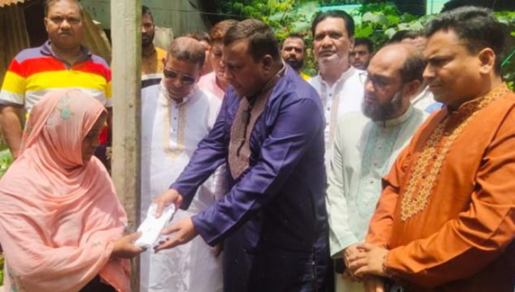 সাভারে ঘর নির্মাণের জন্য তারেক রহমানের পক্ষে বিধবাকে আর্থিক সহায়তা দিলেন খোরশেদ সাভারে ঘর নির্মাণের জন্য তারেক রহমানের পক্ষে বিধবাকে আর্থিক সহায়তা দিলেন খোরশেদ