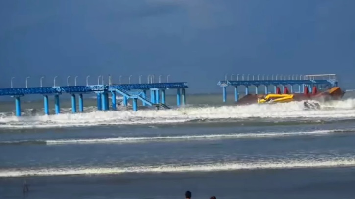 Cyclone Dana: Hit by barge, Navy jetty destroyed in Cox’s Bazar Cyclone Dana: Hit by barge, Navy jetty destroyed in Cox’s Bazar