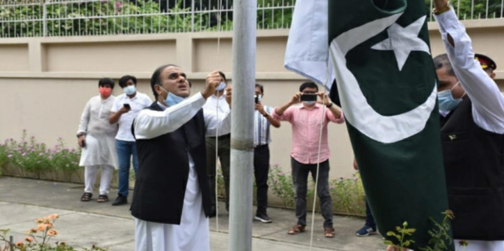 Flag hoisting on Pak Independence Day in Dhaka Flag hoisting on Pak Independence Day in Dhaka