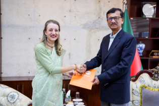 UNFPA’s new Country Representative credentials with Foreign Adviser 