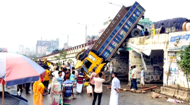 Truck crashes through overpass railing in N’ganj, 1 killed