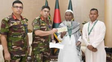 Army chief presents financial assistance to martyred Abu Sayed’s family