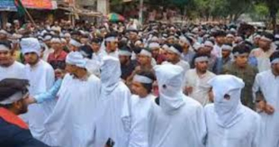 Dhaka Polytechnic Institute students march wearing ‘shrouds’