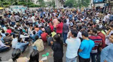 Chhatra Dal blocks Shahbagh