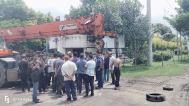 Workers Block Highway  in Narayanganj