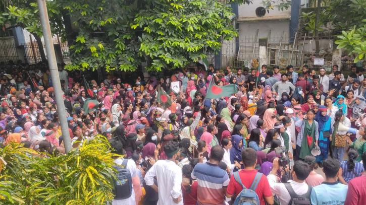 People stage demonstration blocking Rajshahi-Dhaka highway People stage demonstration blocking Rajshahi-Dhaka highway