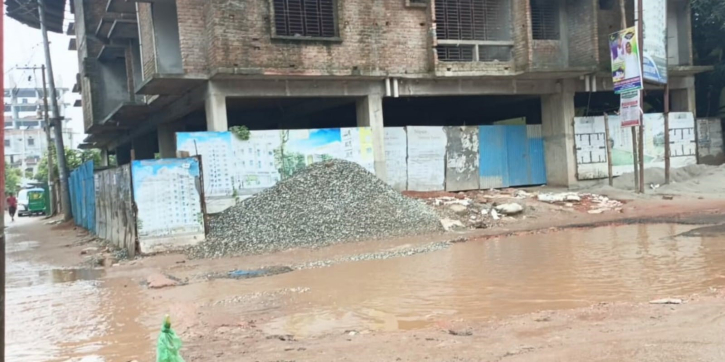 Roads occupied by construction materials, suffering extreme Roads occupied by construction materials, suffering extreme