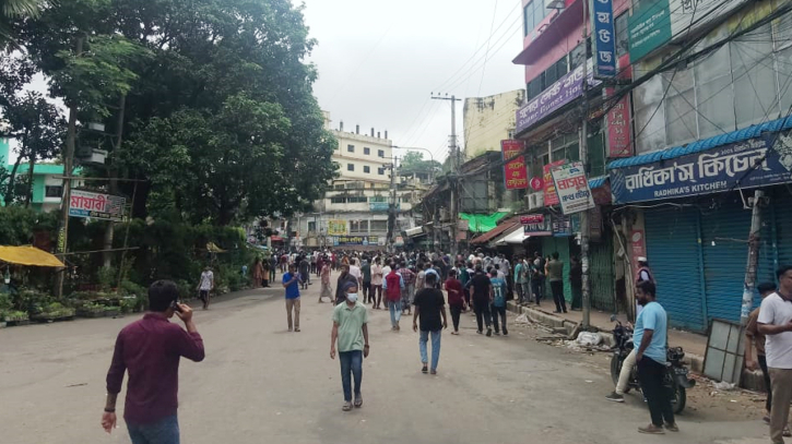 Protesters clash with police, ruling party activists as unrest spread in Ctg , 40 wounded Protesters clash with police, ruling party activists as unrest spread in Ctg , 40 wounded