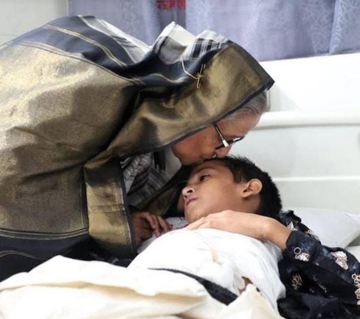 PM visits Suhrawardy Hospital to see mayhem victims PM visits Suhrawardy Hospital to see mayhem victims