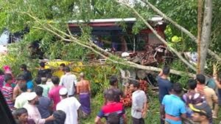 6 killed, 15 injured in Gopalganj bus-truck collision 6 killed, 15 injured in Gopalganj bus-truck collision