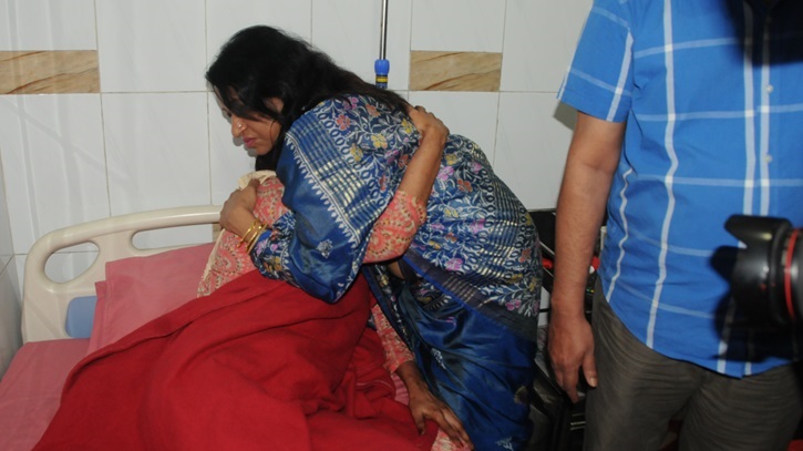 Abused Journalist Sonali Akhter overwhelmed with emotion upon seeing Farida Yasmin Abused Journalist Sonali Akhter overwhelmed with emotion upon seeing Farida Yasmin